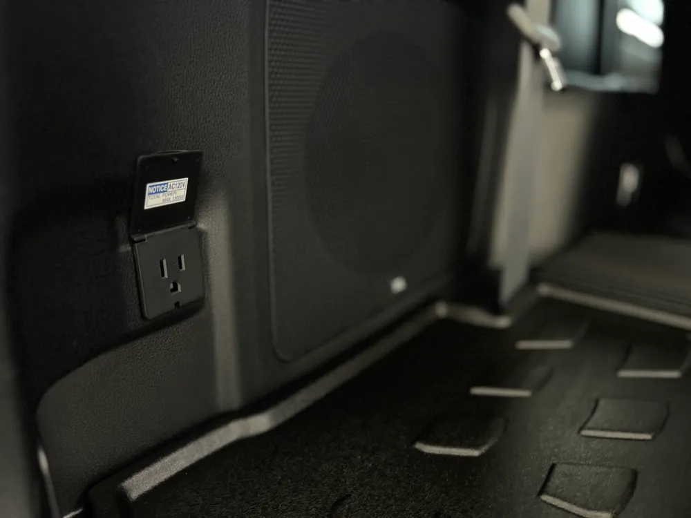 2023 highlander hybrid limited white w graphite interior 27